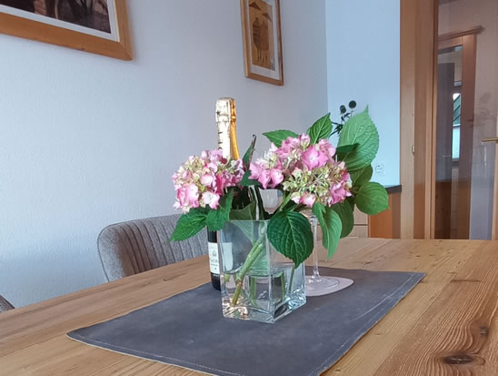 Esstisch mit Blumenschmuck