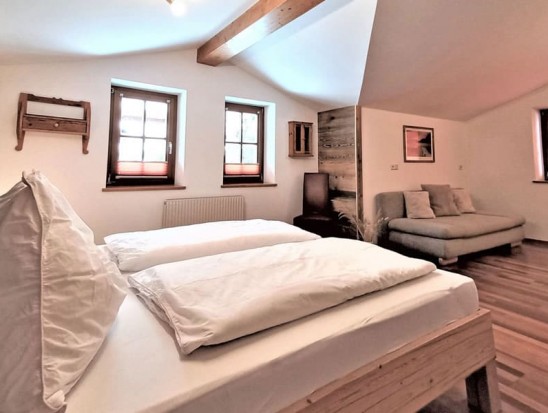 Schlafzimmer mit Doppelbett und Couch