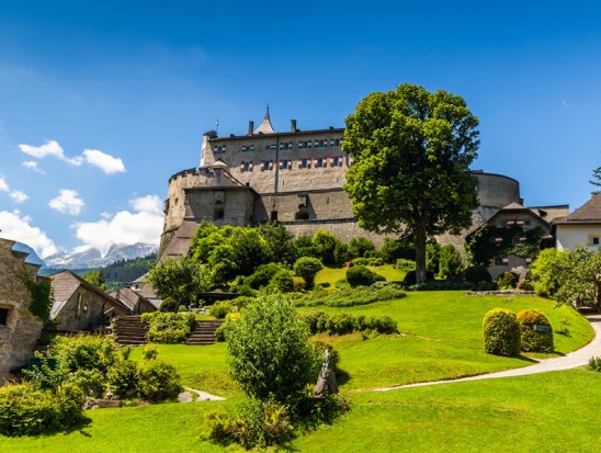 Erlebnisburg Hohenwerfen mit Landesfalknereimuseum und Greifvogelschau © Shutterstock