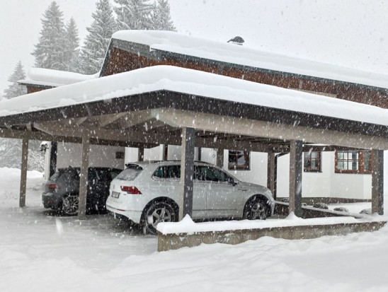 Großes Carport für alle Gäste