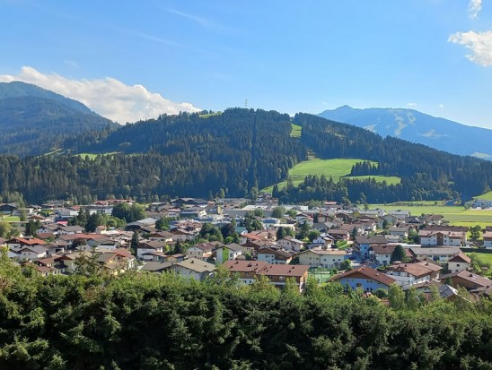 Herrlicher Ausblick vom Balkon - Blick auf Altenmarkt, Feuersang, Grießenkar, Lackenkogel und Erlebnistherme Amadé